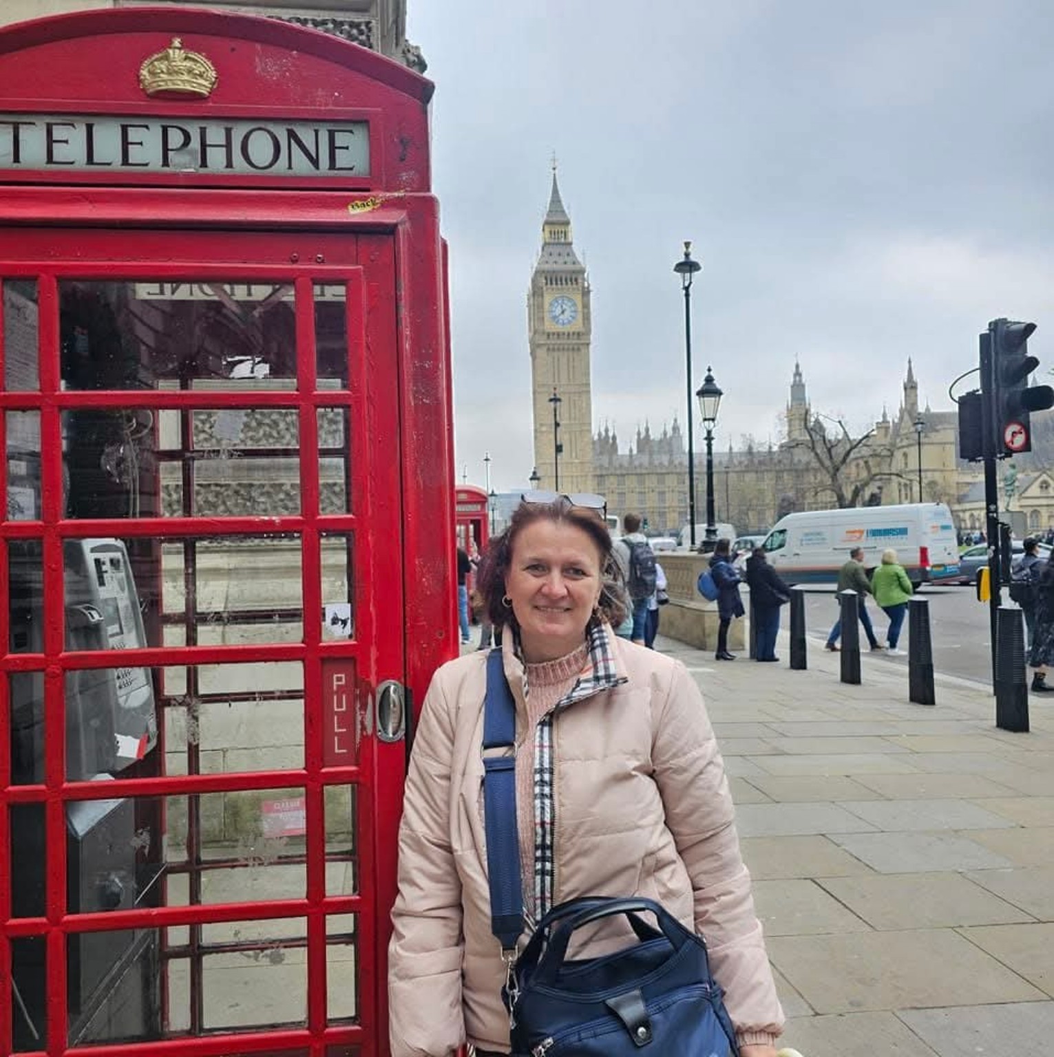 Agnieszka, przewodniczka po Londynie, przy czerwonej budce telefonicznej i Big Benie